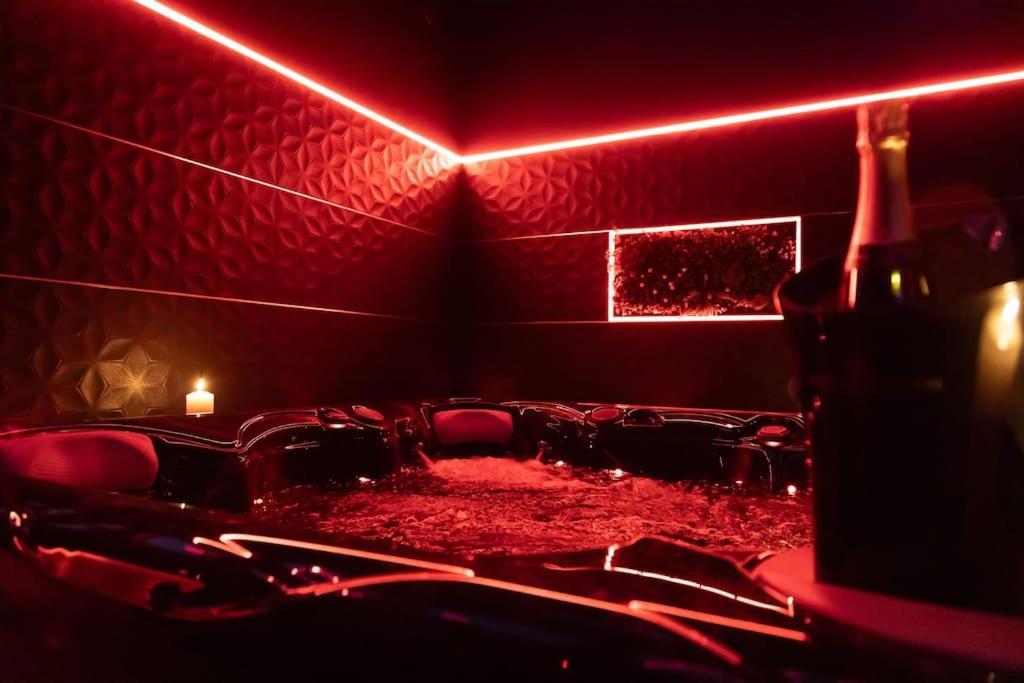 Loveroom O Diable Des Plaisirs Avec Jacuzzi Tourcoing Exteriör bild