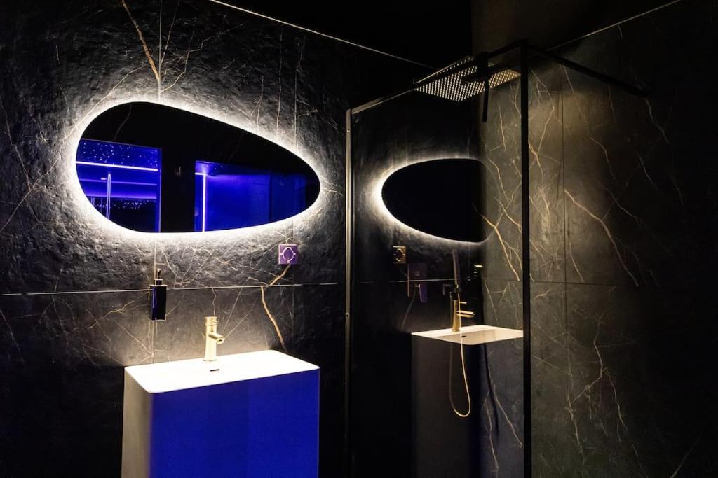 Loveroom O Diable Des Plaisirs Avec Jacuzzi Tourcoing Exteriör bild
