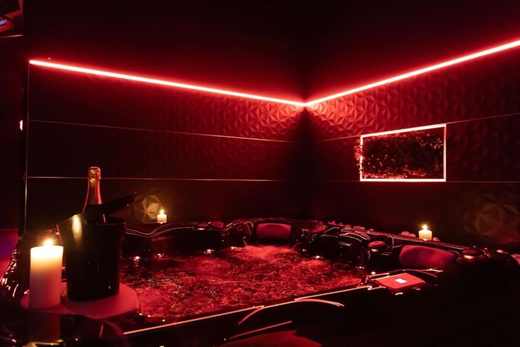 Loveroom O Diable Des Plaisirs Avec Jacuzzi Tourcoing Exteriör bild