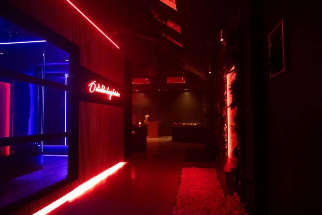 Loveroom O Diable Des Plaisirs Avec Jacuzzi Tourcoing Exteriör bild